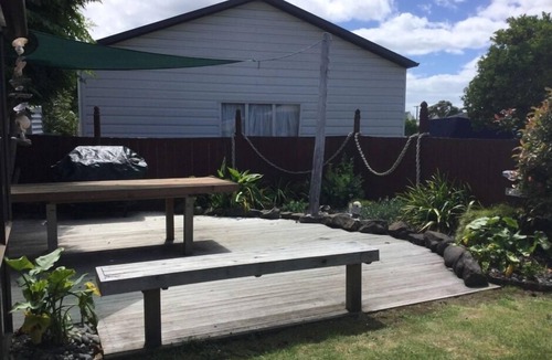 Whitianga House | Ultimate Location - Main Street of Town !