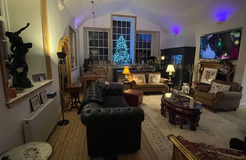 Peebles House | Uniquely renovated Peebles schoolhouse, sleeps up to 11, 2 mins from town centre