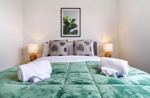 Upper Riccarton Apartment | Upper Riccarton dream - 2 bed 2 bath w/carpark
