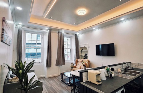 Newington Apartment | Urban Oasis Spacious 3-bedroom apartment in beautiful Edinburgh with WiFi