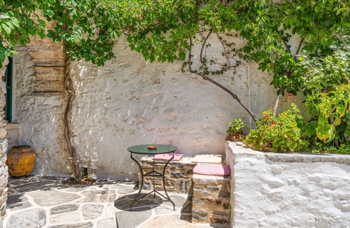 Filoti House | Vacation Home "Zeus House" with Mountain View, 2 Private Terraces & Wi-Fi