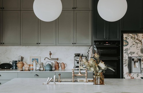 East Launceston House | Vibrant Dual Retreat: Vagabond's Rest & Rose Gold Hideaway
