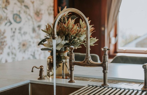 East Launceston House | Vibrant Dual Retreat: Vagabond's Rest & Rose Gold Hideaway