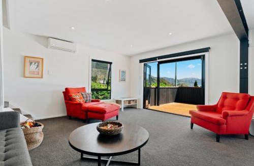 Lake Hawea House | Views on Parry - Lake Hāwea Holiday Home