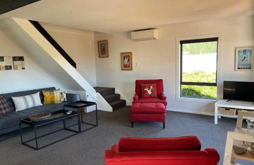 Lake Hawea House | Views on Parry - Lake Hāwea Holiday Home
