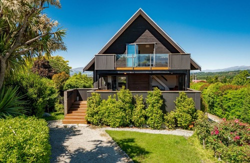 Lake Hawea House | Views on Parry - Lake Hāwea Holiday Home