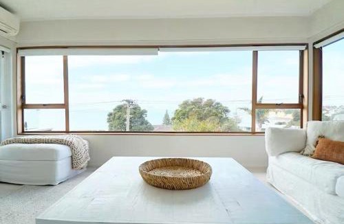 Browns Bay House | Views & Short Walk To Beach