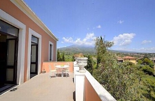 Viagrande House | Villa Carlina C: A characteristic and welcoming apartment that is part of an ancient manor house.