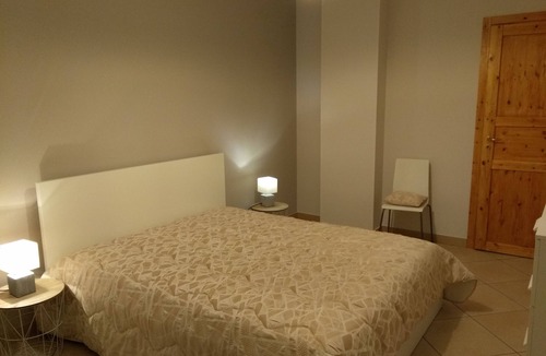 Pennisi Bed & Breakfast | Villa Feluchia B & B between the Sea and the Volcano - deluxe white room