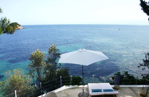 Troulos Villa | Villa Folia, a seafront private villa at the island of Skiathos