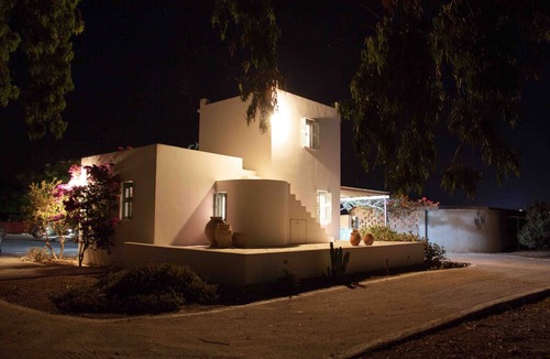 Zefiria Villa | Villa in an oasis of peace close to the most beautiful beaches and all Milos services
