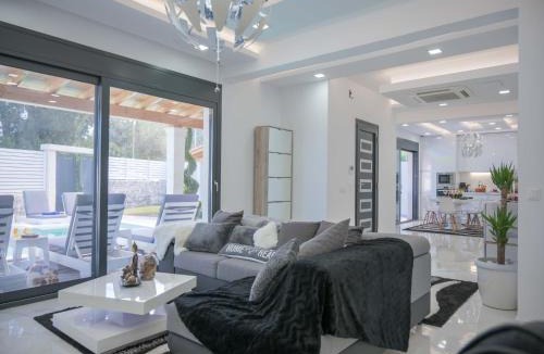Notos Villa | Villa in Messonghi with Pool and Sea Nearby