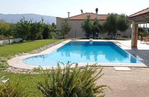 Eretria Villa | Villa IRENE Evia, 4 bdr, Pool, 500m to Beach