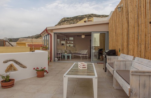 Matala Apartment | Villa Iro Stylish apartment right on the beach of Matala