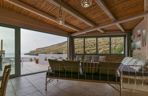 Matala Apartment | Villa Iro Stylish apartment right on the beach of Matala