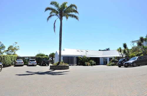 Waiheke Island Apartment | Villa Rosa at Palm Beach - Carefree Quality Holiday Villa - Palm Beach