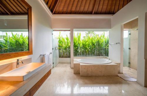 Batubelig House | Villa Rubina - Luxury Pool Villa in Batu Belig Next to the Beach!