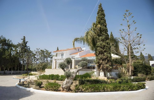 Pigadia House | Villa Stylvi - Hydra Bay Resort: Seaside Villa with Private Beach and Dock for Boats