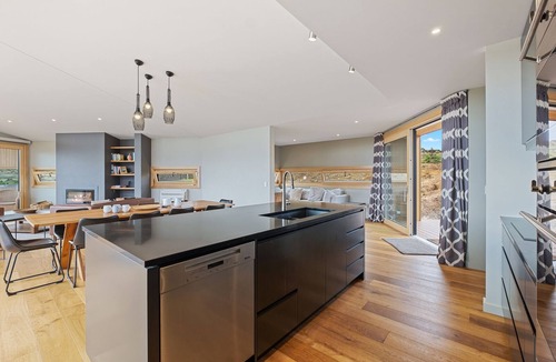 Lowburn House | Vino and Views - Bannockburn Holiday Home