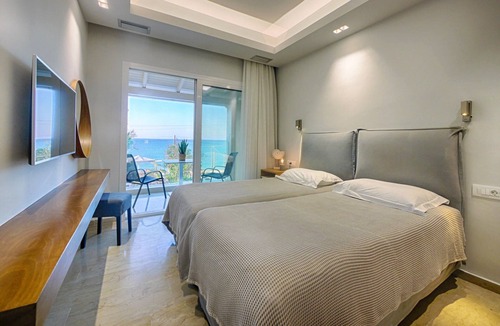 Agios Georgios Pagon Apartment | Vistonia Studio 8 - right on the beach with sea views
