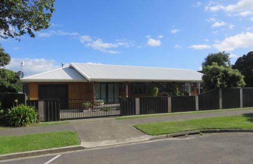 Gisborne House | Waikanae Central beach house.