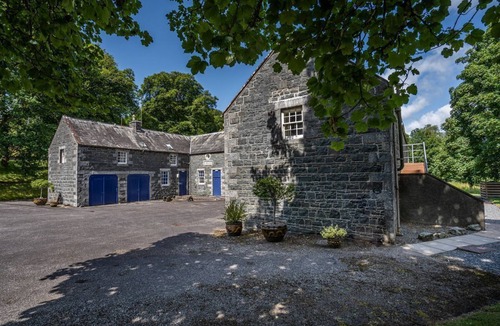 Newton Stewart Cottage | Wallace Apartment - an apartment that sleeps 5 guests in 4 bedrooms