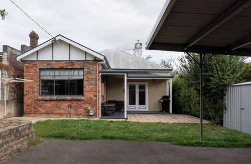 South Launceston House | Walter Cottage: As Cosy as it is Convenient