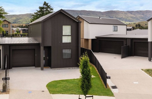 Lowburn House | Warm and stylish new home close to river, lake, restaurants and golf course.