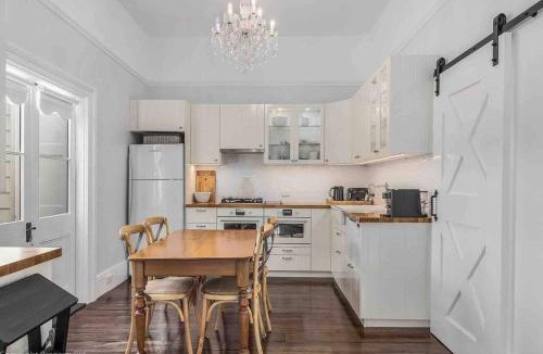 Hobart Central Business District Apartment | Warm, Inviting & Luxurious The Barn
