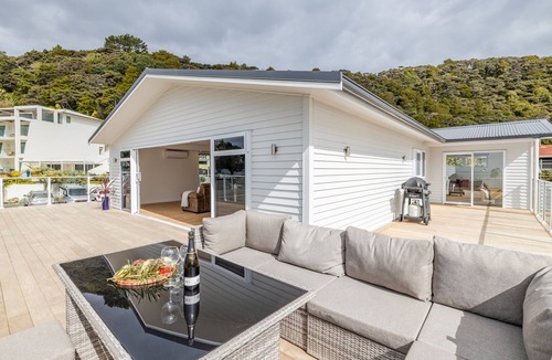 Paihia Cottage | Waterfront Beach House - Paihia Holiday Home