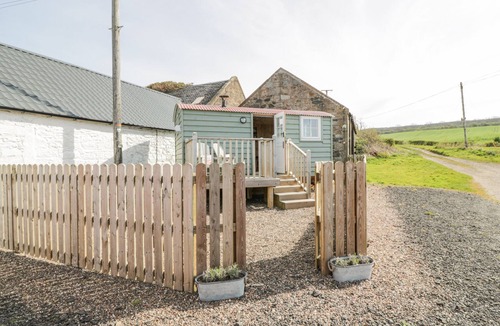 Maidens Cottage | WEE BEACH HUT, romantic, country holiday cottage in Maidens