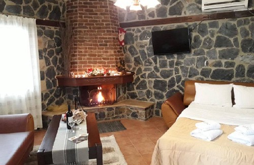 Loutraki House | Welcome to Guesthouse Yades, Quad Studio!