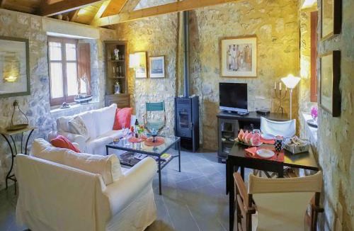 Fokiano House | Welcoming Holiday Home with Garden in Leonidio