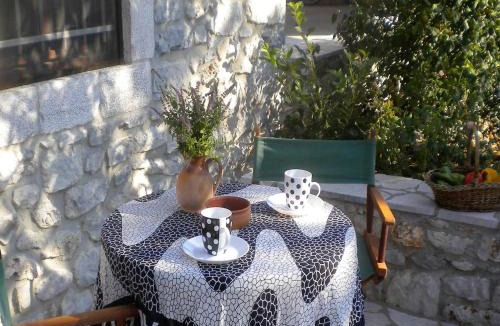 Fokiano House | Welcoming Holiday Home with Garden in Leonidio