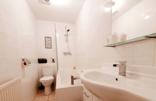 Bellshill Apartment | Well presented flat with 3 beds and a sofa bed, right by Bellshill station with great on-street p...
