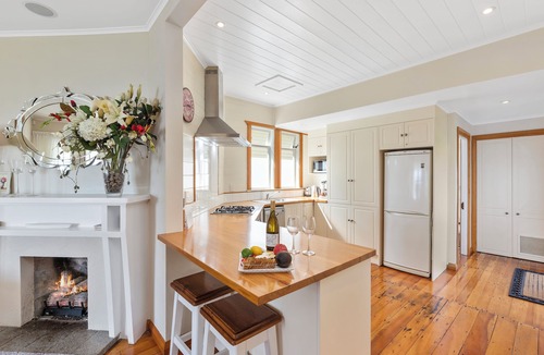 Wellington House | Wellington - Eastbourne 2 bedrm beachfront cottage with WiFi
