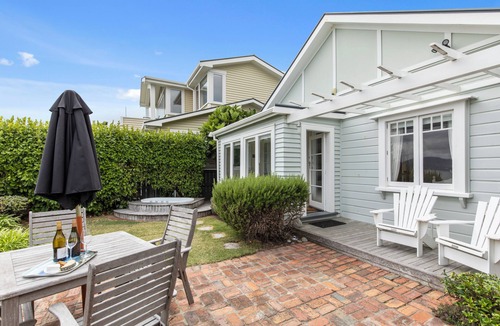 Wellington House | Wellington - Eastbourne 2 bedrm beachfront cottage with WiFi