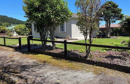 Ross Cottage | West Coast centrally located. 1 hour Greymouth north, Franz Josef 11/2 hr.south