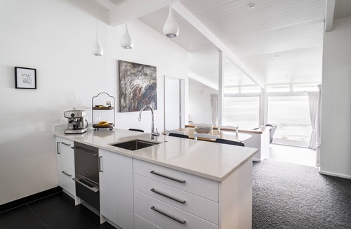 Raglan House | Whale Bay Surf House + Spa - Absolute Waterfront