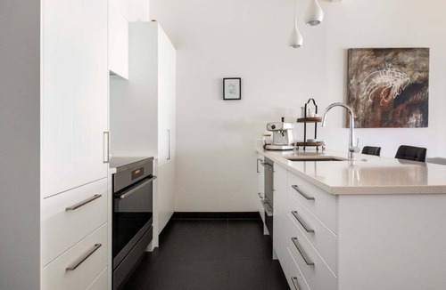 Raglan House | Whale Bay Surf House + Spa - Absolute Waterfront