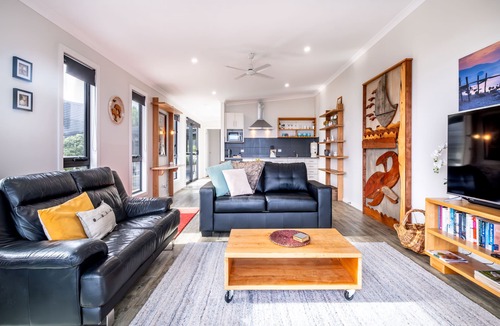 Coles Bay Apartment | Whale Watcher 2