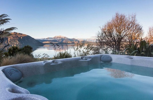 Wanaka House | Whare Kea - Lakefront luxury villa in Lake Wanaka