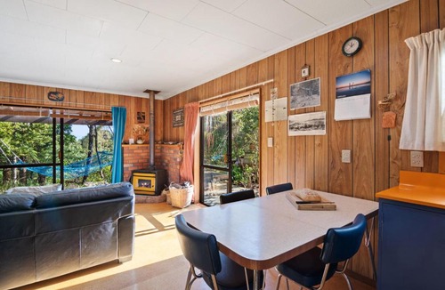 Tata Beach House | Whare Parauri - Tata Beach Holiday Home