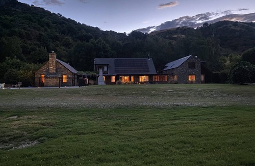 Arrowtown House | Wharenui by MajorDomo - Gorgeous sprawling character home with tennis court and spa pool