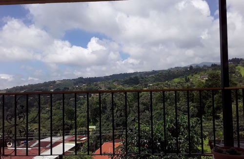 Grecia House | What A Retreat! In a pleasant neighborhood in the beautiful hills above Grecia.