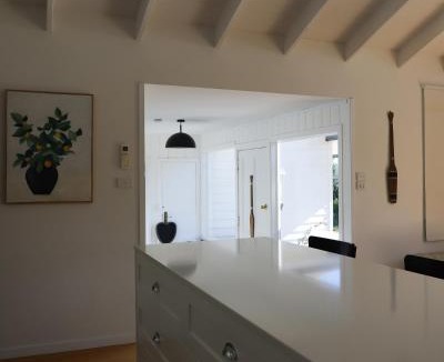 Falmouth House | White Shell Cottage - Woodfire & Beachfront