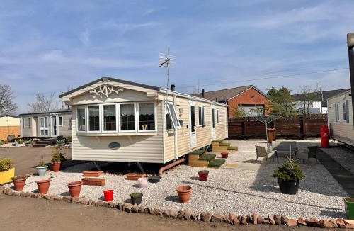 Glasgow Apartment | Willerby Granada 2-Bedroom Located in Uddingston, Glasgow at Maryville Caravan Site
