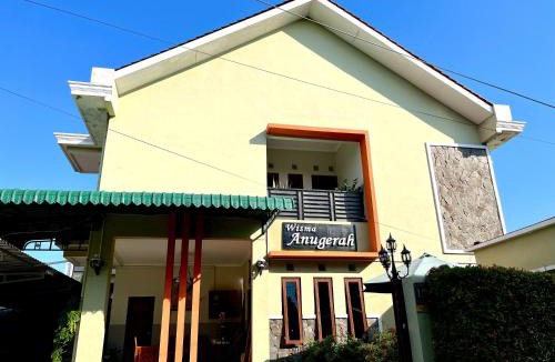 Banjarsari House | Wisma Anugerah Redpartner Near Masjid Zayed Solo