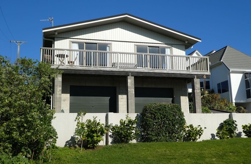 Waikanae House | Wonderful ocean-view holiday house 1 back from beach