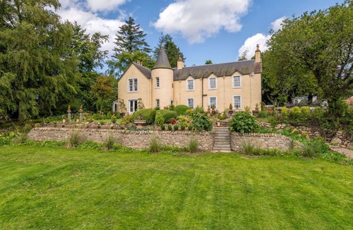 Kirriemuir Villa | Wonderful private villa for 10 people with WIFI, patio and panoramic view